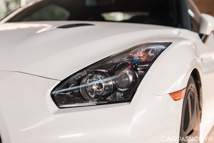 Bên hông xe còn được trang bị một khe gió nhỏ và một tấm kim loại có logo GT-R. Khác với phần đầu xe được thiết kế mạnh mẽ, đuôi xe có phần mềm mại hơn với nhiều nét bo tròn, cụm ống xả vẫn được giữ lại nguyên bản.