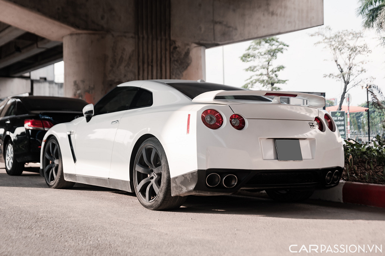 Chiếc Nissan GT-R R35 tại Hà Nội trong bài có lẽ là 1 trong 2 chiếc còn nguyên bản nhất và ít xuất hiện nhất trên đường phố Việt Nam. Mới đây, chiếc Nissan GT-R màu trắng độc nhất tại Hà Nội đã bất ngờ tái xuất sau một thời gian dài ở ẩn. Chiếc GT-R này thuộc sở hữu của một người chơi xe tại Hòa Bình và cũng rất ít khi sử dụng.