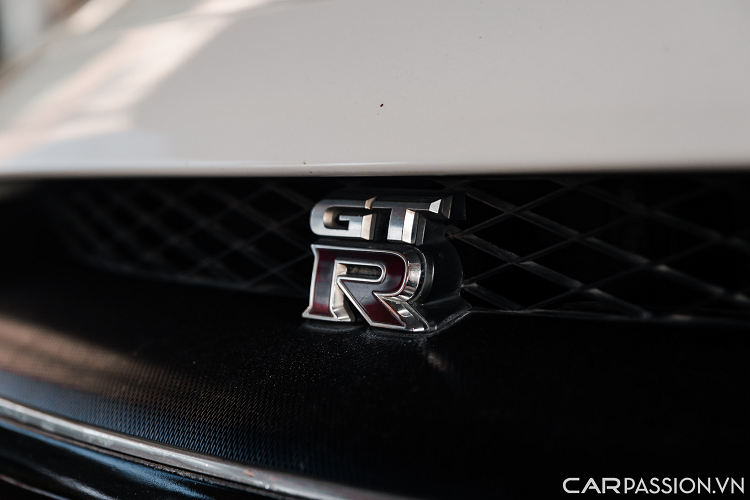 Hệ thống đèn pha với hai chóa đèn lớn là chi tiết đặc trưng của khó nhầm lẫn của Nissan GT-R. Thân xe nổi bật với bộ mâm 7 chấu có kích thước 20 inch sơn đen mờ, ẩn sâu bên trong là cùm phanh Brembo sơn màu đồng.
