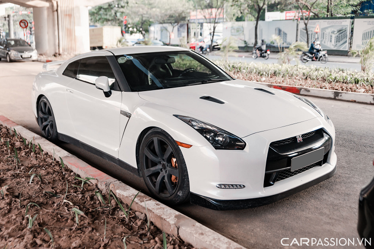 Về mặt ngoại thất, chiếc Nissan GT-R này sở hữu lớp áo màu trắng đi cùng với bộ mâm màu đen tạo nên sự kết hợp vô cùng thời thượng cho tổng thể của mẫu xe đã có tuổi đời hơn 13 năm tuổi.