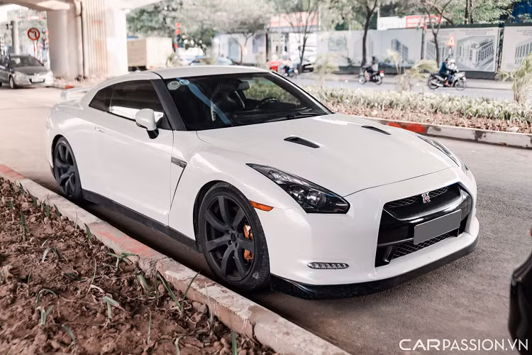 Về mặt ngoại thất, chiếc Nissan GT-R này sở hữu lớp áo màu trắng đi cùng với bộ mâm màu đen tạo nên sự kết hợp vô cùng thời thượng cho tổng thể của mẫu xe đã có tuổi đời hơn 13 năm tuổi.
