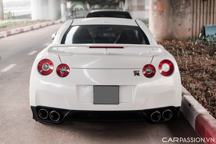 Truyền sức mạnh đến bốn bánh xe thông qua hộp số bán tự động 6 cấp và hệ dẫn động 4 bánh toàn thời gian. Nhờ sức mạnh này, GT-R chỉ tốn 3.5 giây để tăng tốc từ 0-100 Km/h và có tốc độ tối đa là 309 Km/h.