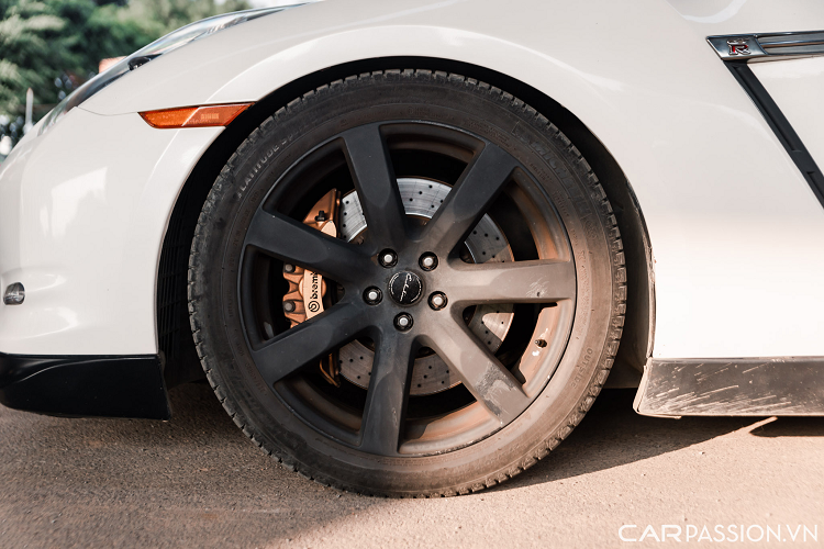 Cụm đèn hậu đôi hình tròn với logo GT-R ở phần đuôi là chi tiết đặc trưng tạo nên sự quyến rũ hút mắt người nhìn của mẫu xe này.Ngoài ra, Nissan còn trang bị cho GT-R 1 cánh gió cố định cỡ lớn có chức năng giúp thân xe vận hành ổn định hơn khi xe di chuyển với vận tốc lớn.