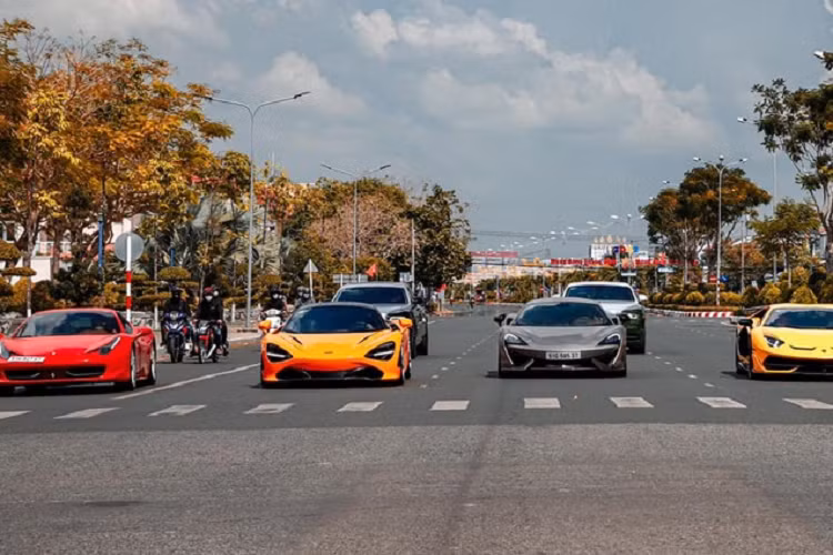 Chiếc xe siêu sang của Rolls-Royce đang vượt qua cây cầu bê tông có chiều rộng chưa tới 2,5 mét. Sau đó là siêu xe giới hạn Lamborghini Aventador SVJ chỉ được sản xuất 900 xe. Đây là 1 trong 3 chiếc Aventador SVJ Coupe đang có mặt tại dải đất hình chữ S, xe được trang bị khối động cơ V12, hút khí tự nhiên, dung tích 6.5 lít, tạo ra công suất tối đa 770 mã lực và mô-men xoắn cực đại là 720 Nm.