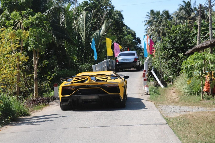 Đoàn siêu xe này kết hợp vừa di chuyển đường bộ, sang phà rồi tới cả đi những cây cầu có chiều rộng chưa tới 2 m. Trong ảnh là siêu xe McLaren 720S và Ferrari F8 Tributo chuẩn bị xuống phà. McLaren 720S sở hữu "trái tim" V8, tăng áp kép, dung tích 4.0 lít sản sinh ra công suất tối đa 710 mã lực và mô-men xoắn cực đại 770 Nm, động cơ kết hợp với hộp số SSG ly hợp kép 7 cấp, xe có thể tăng tốc từ vị trí xuất phát lên 100 km/h trong 2,9 giây, trước khi đạt vận tốc tối đa 341 km/h.