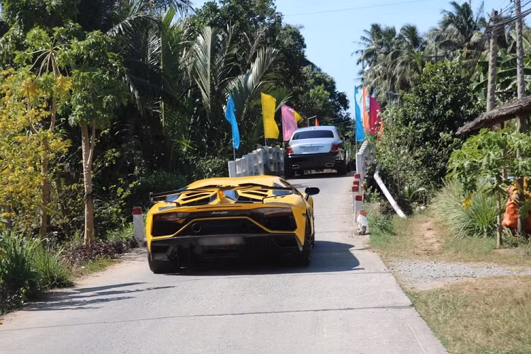 Đoàn siêu xe này kết hợp vừa di chuyển đường bộ, sang phà rồi tới cả đi những cây cầu có chiều rộng chưa tới 2 m. Trong ảnh là siêu xe McLaren 720S và Ferrari F8 Tributo chuẩn bị xuống phà. McLaren 720S sở hữu "trái tim" V8, tăng áp kép, dung tích 4.0 lít sản sinh ra công suất tối đa 710 mã lực và mô-men xoắn cực đại 770 Nm, động cơ kết hợp với hộp số SSG ly hợp kép 7 cấp, xe có thể tăng tốc từ vị trí xuất phát lên 100 km/h trong 2,9 giây, trước khi đạt vận tốc tối đa 341 km/h.