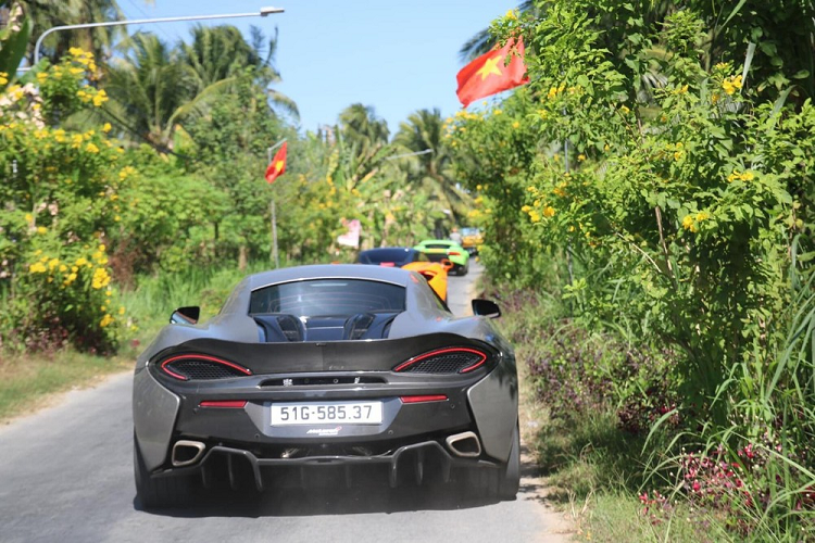 Dàn siêu xe đắt tiền di chuyển tại các con đường của tỉnh miền Tây, trong ảnh là Ferrari 458 Italia màu đỏ, McLaen 720S màu cam, McLaren 570S, Lamborghini Aventador SVJ và Ferrari 458 Italia màu vàng. Phía sau còn có 2 chiếc xe siêu sang của thương hiệu xe Rolls-Royce. Trong bức ảnh này còn thiếu McLaren 720S cùng Ferrari F8 Tributo mang màu đỏ và Lamborghini Huracan LP610-4.