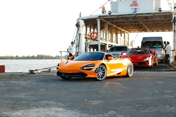 Dàn siêu xe tập kết tại 1 con đường đã được bê tông hóa ở tỉnh miền Tây, trong ảnh là siêu xe McLaren 570S xám, Lamborghini Huracan LP610-4 màu xanh cốm và McLaren 720S màu cam. Đáng chú ý là chiếc siêu xe McLaren 570S mang gói độ Vorsteiner độc nhất tại Việt Nam và đã về màu sơn nguyên bản là xám.