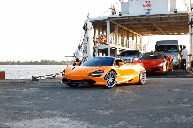 Dàn siêu xe tập kết tại 1 con đường đã được bê tông hóa ở tỉnh miền Tây, trong ảnh là siêu xe McLaren 570S xám, Lamborghini Huracan LP610-4 màu xanh cốm và McLaren 720S màu cam. Đáng chú ý là chiếc siêu xe McLaren 570S mang gói độ Vorsteiner độc nhất tại Việt Nam và đã về màu sơn nguyên bản là xám.