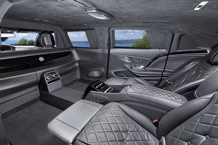 Ngăn cách giữa 2 hàng ghế là vách ngăn riêng, đi kèm một tấm rèm để tăng sự riêng tư cho chủ nhân. Hàng ghế sau còn được tích hợp bàn làm việc và bảng điều khiển hệ thống đa phương tiện.