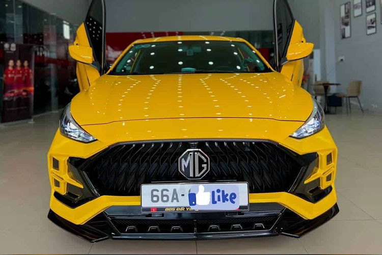 Không ít người phải bất ngờ trước phong cách chọn cửa cắt kéo kiểu Lamborghini của chủ xe MG5 LUX của Trung Quốc tại Đồng Tháp vì nhìn quá "ngột thở", ra vào khoang lái có thể là cực hình, tuy nhiên, chủ xe lại cảm thấy thích. Không chỉ thế, chiếc xe MG5 LUX độ cửa cắt kéo này còn được nâng cấp thêm body kit của hãng độ LUMGA.