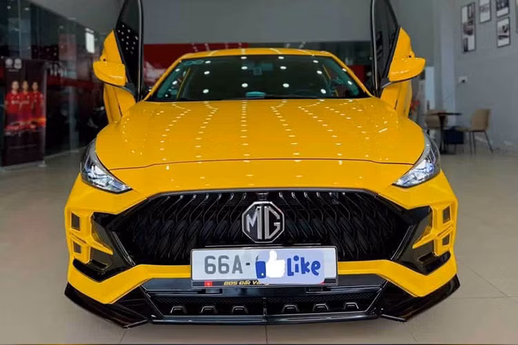 Không ít người phải bất ngờ trước phong cách chọn cửa cắt kéo kiểu Lamborghini của chủ xe MG5 LUX của Trung Quốc tại Đồng Tháp vì nhìn quá "ngột thở", ra vào khoang lái có thể là cực hình, tuy nhiên, chủ xe lại cảm thấy thích. Không chỉ thế, chiếc xe MG5 LUX độ cửa cắt kéo này còn được nâng cấp thêm body kit của hãng độ LUMGA.