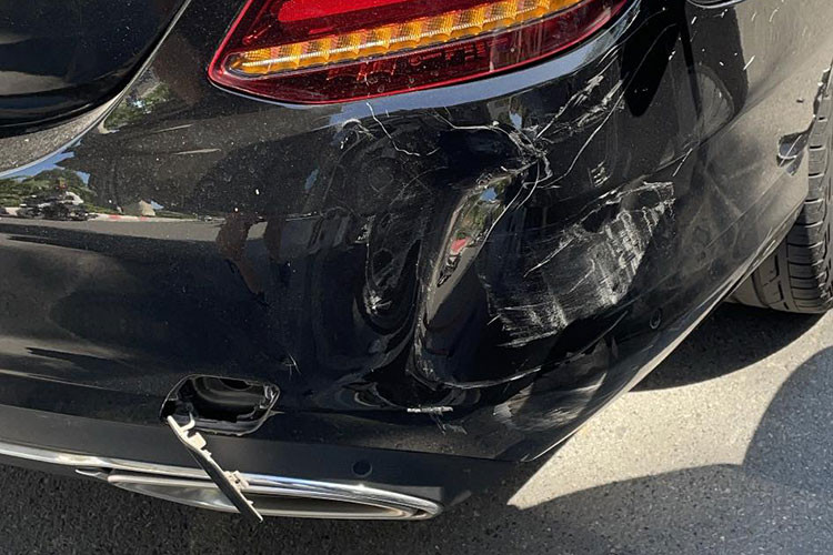 Được biết vụ việc xảy ra khi một thanh niên xe máy đã tông vào đuôi chiếc xe Mercedes-Benz E200 màu đen do Hoa hậu Phan Hoàng Thu cầm lái, sau đó cả người điều khiển và xe máy ngã ra bên phải, va chạm với một chiếc xe Hyundai màu đen. Vụ va chạm giao thông này khiến một bên đuôi xe Mercedes-Benz E200 của Hoa hậu Đông Nam Á 2014 bị hư hỏng nặng