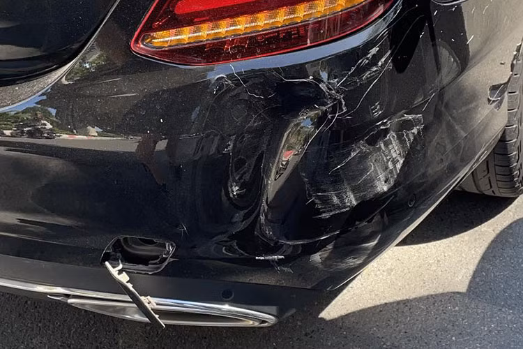 Được biết vụ việc xảy ra khi một thanh niên xe máy đã tông vào đuôi chiếc xe Mercedes-Benz E200 màu đen do Hoa hậu Phan Hoàng Thu cầm lái, sau đó cả người điều khiển và xe máy ngã ra bên phải, va chạm với một chiếc xe Hyundai màu đen. Vụ va chạm giao thông này khiến một bên đuôi xe Mercedes-Benz E200 của Hoa hậu Đông Nam Á 2014 bị hư hỏng nặng