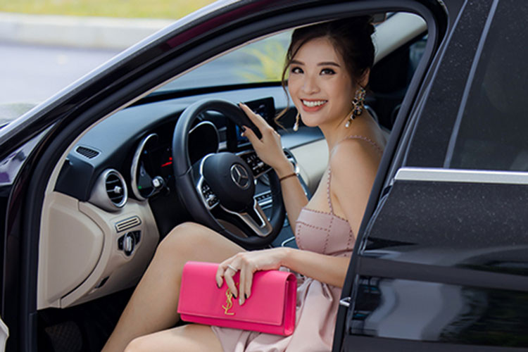 Theo một số nguồn tin cho rằng, Hoa hậu Phan Hoàng Thu đã tậu chiếc xe Mercedes-Benz E200 được 3 năm, xe mang màu đen và nội thất kem. Tại thời điểm năm 2019, giá xe Mercedes-Benz E200 có mức bán ra chính hãng khởi điểm từ 2,13 tỷ đồng, còn hiện nay, Mercedes-Benz E200 Exclusive 2022 có giá 2,47 tỷ đồng.