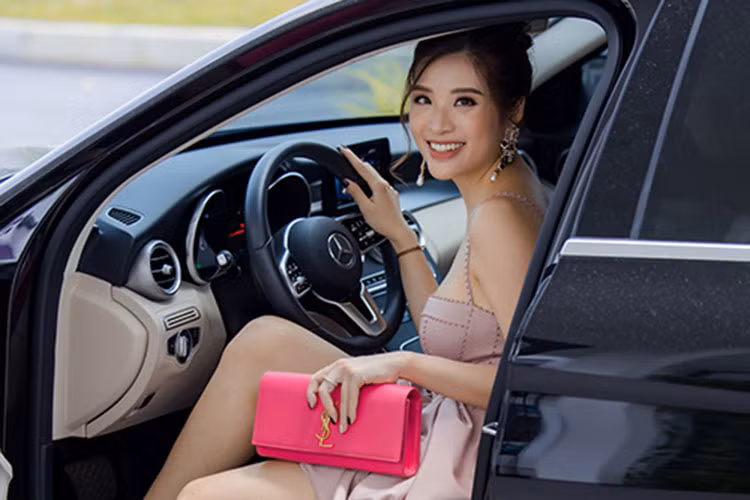 Theo một số nguồn tin cho rằng, Hoa hậu Phan Hoàng Thu đã tậu chiếc xe Mercedes-Benz E200 được 3 năm, xe mang màu đen và nội thất kem. Tại thời điểm năm 2019, giá xe Mercedes-Benz E200 có mức bán ra chính hãng khởi điểm từ 2,13 tỷ đồng, còn hiện nay, Mercedes-Benz E200 Exclusive 2022 có giá 2,47 tỷ đồng.