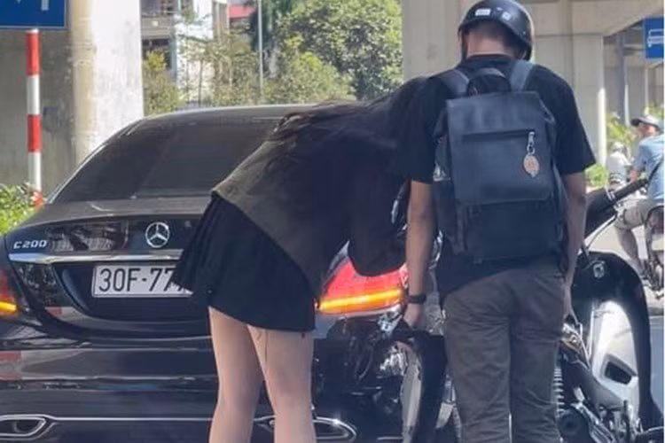 Tuy nhiên cô có vẻ không quan tâm lắm thiệt hại này bằng việc nhấn mạnh mình bị rơi chiếc vòng đeo tay có giá gần 180 triệu đồng và ai có lỡ nhặt được cho xin lại. Ngoài ra, cư dân mạng còn đặc biệt quan tâm đến chiếc xe Mercedes-Benz E200 của Phan Hoàng Thu điều khiển có biển số 30F-777.7X, hay còn được gọi là "tứ quý 7".