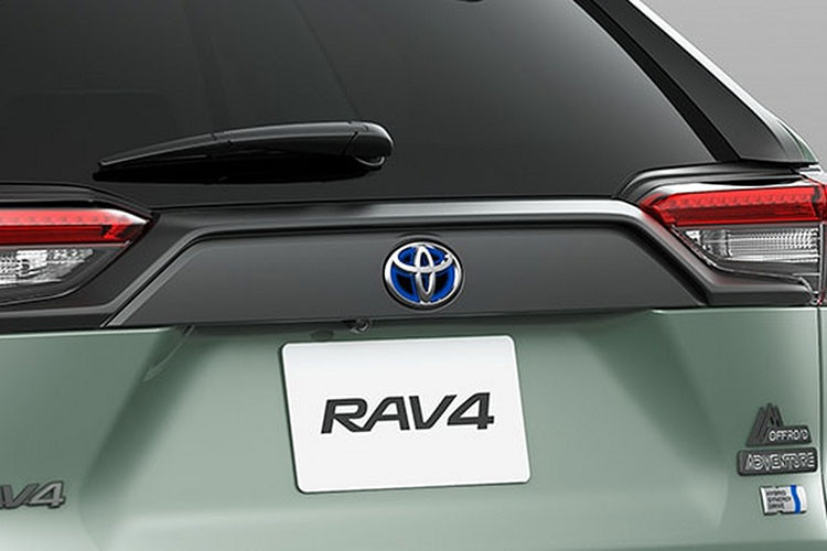 Nhiều người có thể cảm thấy cản trước/sau sơn màu đen Gori Gori Black khiến Toyota RAV4 2023 trông như bản tiêu chuẩn rẻ tiền của các mẫu xe ra đời từ thập niên '90. Tuy nhiên, theo hãng Toyota, sơn màu đen cho cản trước/sau không phải là biện pháp cắt giảm chi phí sản xuất.