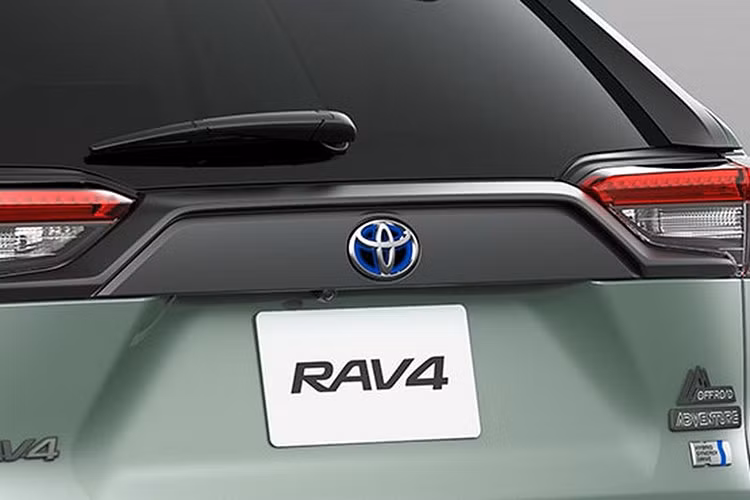 Nhiều người có thể cảm thấy cản trước/sau sơn màu đen Gori Gori Black khiến Toyota RAV4 2023 trông như bản tiêu chuẩn rẻ tiền của các mẫu xe ra đời từ thập niên '90. Tuy nhiên, theo hãng Toyota, sơn màu đen cho cản trước/sau không phải là biện pháp cắt giảm chi phí sản xuất.