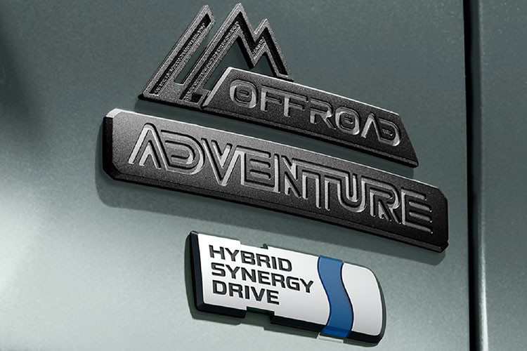 Thêm vào đó là nóc sơn màu đen, bộ vành hợp kim 18 inch màu đen nhám và nẹp nhựa xung quanh thân xe. Những thay đổi này mang đến bộ cánh ngoại thất phối 2 màu ấn tượng hơn cho xe.