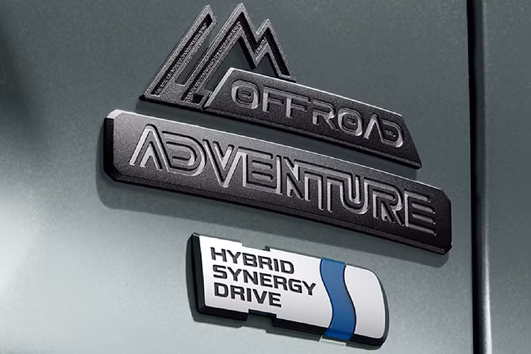 Thêm vào đó là nóc sơn màu đen, bộ vành hợp kim 18 inch màu đen nhám và nẹp nhựa xung quanh thân xe. Những thay đổi này mang đến bộ cánh ngoại thất phối 2 màu ấn tượng hơn cho xe.