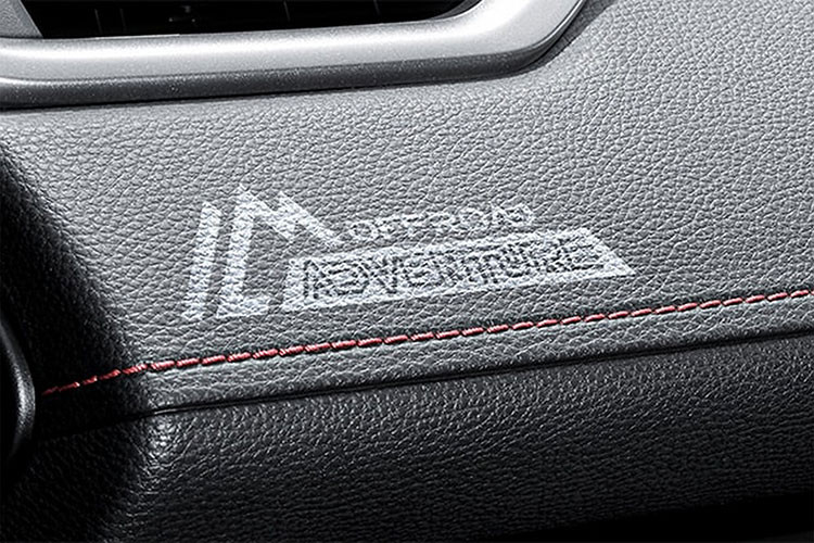 Trên mặt táp-lô của xe còn có thêm logo "Offroad Adventure" như dấu hiệu nhận biết. Ngoài gói Adventure Offroad Package II mới, Toyota RAV4 2023 ở thị trường Nhật Bản còn được nâng cấp về mặt công nghệ. Theo đó, xe được bổ sung bảng đồng hồ kỹ thuật số 12,3 inch và màn hình cảm ứng trung tâm 10,5 inch mới.