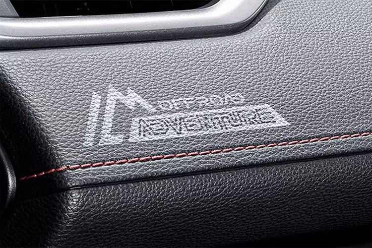 Trên mặt táp-lô của xe còn có thêm logo "Offroad Adventure" như dấu hiệu nhận biết. Ngoài gói Adventure Offroad Package II mới, Toyota RAV4 2023 ở thị trường Nhật Bản còn được nâng cấp về mặt công nghệ. Theo đó, xe được bổ sung bảng đồng hồ kỹ thuật số 12,3 inch và màn hình cảm ứng trung tâm 10,5 inch mới.