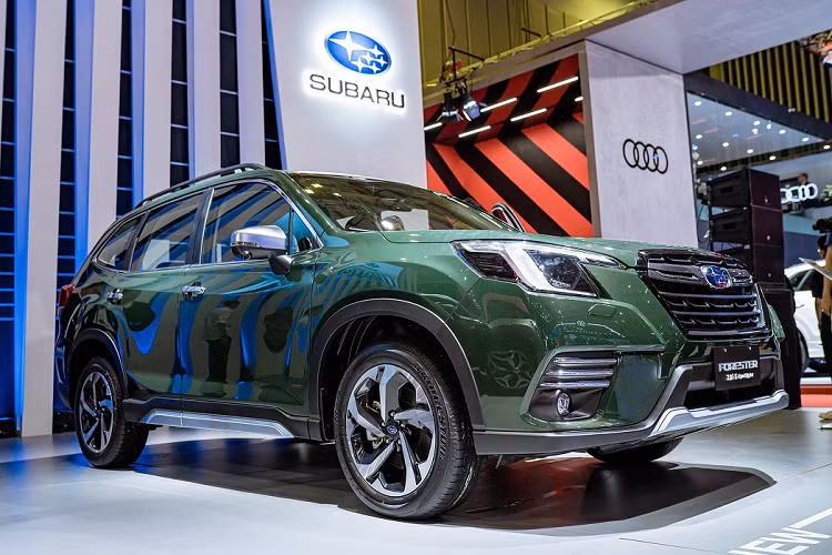 Subaru Forester 2022 hiện cũng đang có khuyến mãi giảm giá tới hàng trăm triệu đồng nhưng khách hàng ký đơn đặt mua tại VMS 2022 sẽ được giảm thêm 10 triệu đồng cho cả 2 phiên bản với giá bán thực tế là 869 triệu đồng cho bản 2.0 i-L và 1,114 tỷ đồng cho bản 2.0 i-S EyeSight. Bên cạnh đó, người dùng sẽ còn được tặng kèm phụ kiện chính hãng là bộ module gập gương lên kính tự động.