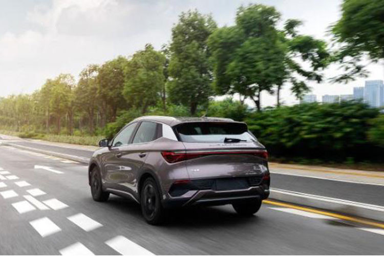 Ngoài nội thất khác lạ, BYD Yuan Plus của Trung Quốc không phải là một mẫu xe điện vượt trội hay đột phá gì về mặt công nghệ. Dù vậy, nó cung cấp khả năng tăng tốc 0-100 km/h trong khoảng 7,3 giây.