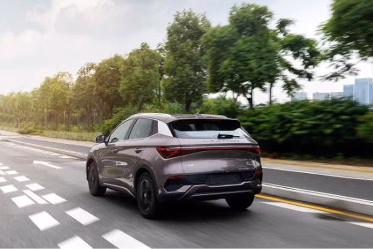 Ngoài nội thất khác lạ, BYD Yuan Plus của Trung Quốc không phải là một mẫu xe điện vượt trội hay đột phá gì về mặt công nghệ. Dù vậy, nó cung cấp khả năng tăng tốc 0-100 km/h trong khoảng 7,3 giây.