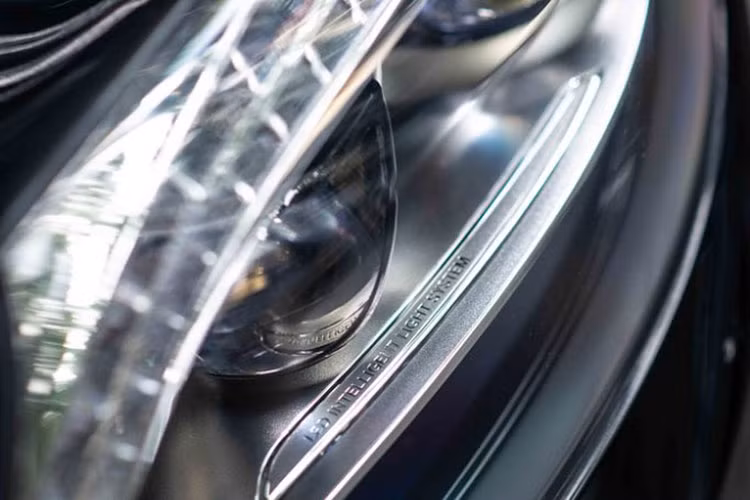 Mới đây thôi, trên mạng xã hội xuất hiện hình ảnh chiếc xe siêu sang cực đỉnh Mercedes-Maybach S600 Pullman của ông Trịnh Văn Quyết có mặt tại bãi gửi xe ở Đền Hùng, tỉnh Phú Thọ.