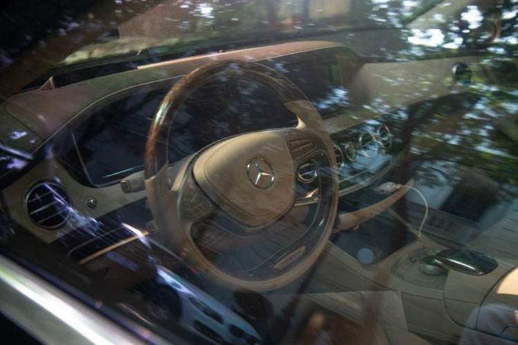 Một số thông tin cho rằng đại gia Quyết "Còi" đi lễ đầu Xuân. Khi xem xong biển số xe Mercedes-Maybach S600 Pullman này, không ít người cho biết biển số xe có con số 53 rất thú vị với Quyết "Còi".