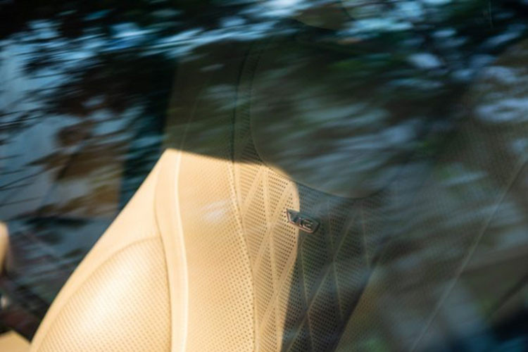 Bên trong khoang lái của xe siêu sang Mercedes-Maybach Pullman được trang bị đến 4 ghế, 2 hàng ghế sau của Maybach S600 Pullman đối diện nhau và đều có khả năng ngả 43,5 độ cũng như tích hợp thêm bàn đỡ chân chỉnh điện xe bọc da Nappa được khâu hình quả trám kết hợp cùng gỗ Designo màu đen bóng chuyên dùng để tạo ra đàn Pianno.