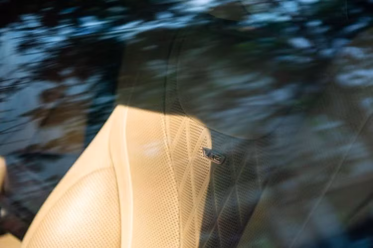 Bên trong khoang lái của xe siêu sang Mercedes-Maybach Pullman được trang bị đến 4 ghế, 2 hàng ghế sau của Maybach S600 Pullman đối diện nhau và đều có khả năng ngả 43,5 độ cũng như tích hợp thêm bàn đỡ chân chỉnh điện xe bọc da Nappa được khâu hình quả trám kết hợp cùng gỗ Designo màu đen bóng chuyên dùng để tạo ra đàn Pianno.