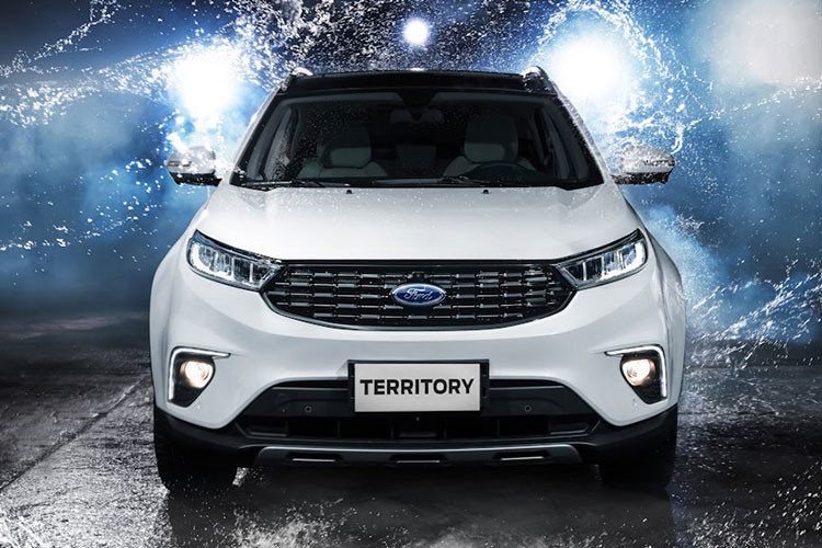 Tuy nhiên, so với màn hình của Evos và Mondeo thì trang bị dành cho Ford Territory mới có kích thước nhỏ hơn. Bên cạnh đó, Ford Territory mới còn không dùng cần số truyền thống như phiên bản cũ mà chuyển sang núm xoay nhằm nhấn mạnh cảm giác công nghệ cao cho nội thất. Điều này cũng được áp dụng cho Ford Explorer 2022 sắp ra mắt tại Trung Quốc