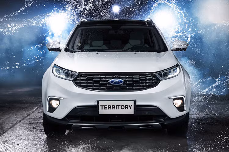 Tuy nhiên, so với màn hình của Evos và Mondeo thì trang bị dành cho Ford Territory mới có kích thước nhỏ hơn. Bên cạnh đó, Ford Territory mới còn không dùng cần số truyền thống như phiên bản cũ mà chuyển sang núm xoay nhằm nhấn mạnh cảm giác công nghệ cao cho nội thất. Điều này cũng được áp dụng cho Ford Explorer 2022 sắp ra mắt tại Trung Quốc