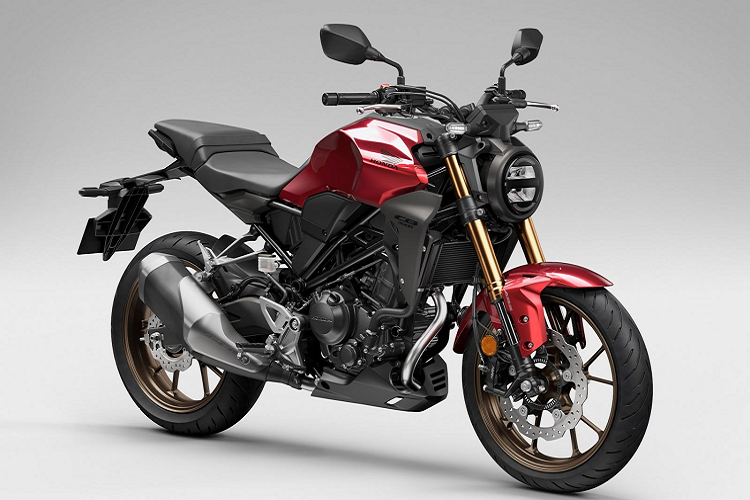 Một nâng cấp khác trên CB300R 2022 là hộp số của xe được tích hợp hệ thống ly hợp trượt hỗ trợ giúp việc sang số mượt mà hơn. Trong khi đó động cơ của xe vẫn là loại xylanh đơn, dung tích 286cc, làm mát bằng dung dịch, được cải tiến nhằm đáp ứng chuẩn khí thải Euro 5, sản sinh công suất 31 mã lực tại tua may 9.000 vòng/phút và mômen xoắn cực đại 27 Nm tại tua máy 7.750 vòng/phút.