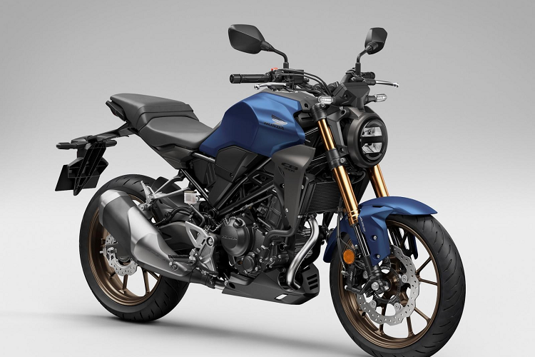 Bên cạnh đó, bảng đồng hồ của xe cũng là trang bị mới với giao diện hiển thị rõ ràng hơn, cung cấp các thông tin vận hành của xe như vận tốc, vòng tua máy, cấp số và các thông số khác. Bổ sung cuối cùng trên xe chính là màu sắc với tổng cộng 4 tùy chọn màu gồm Đen, Vàng, Đỏ và Xanh. Trong đó bản màu Đen sẽ có phuộc USD màu đen, 3 bản màu có lại có phuộc USD màu vàng.