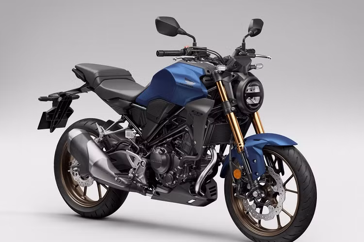 Bên cạnh đó, bảng đồng hồ của xe cũng là trang bị mới với giao diện hiển thị rõ ràng hơn, cung cấp các thông tin vận hành của xe như vận tốc, vòng tua máy, cấp số và các thông số khác. Bổ sung cuối cùng trên xe chính là màu sắc với tổng cộng 4 tùy chọn màu gồm Đen, Vàng, Đỏ và Xanh. Trong đó bản màu Đen sẽ có phuộc USD màu đen, 3 bản màu có lại có phuộc USD màu vàng.