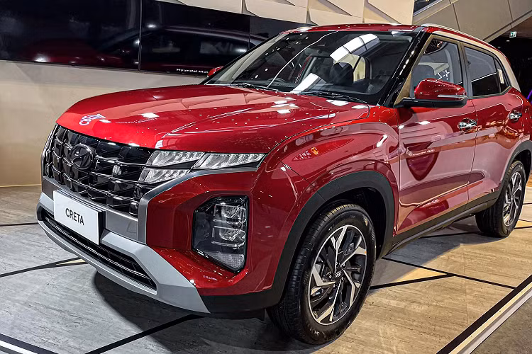 Cụ thể, giá xe Hyundai Creta 2022 tại Thái Lan như sau: bản 1.5 SE là 949.000 baht (khoảng 649 triệu đồng); bản 1.5 SEL: 999.000 baht (tương đương 683 triệu đồng). Mức giá Hyundai Creta 2022 tại Việt Nam cho bản 1.5L Tiêu chuẩn là 620 triệu đồng; 1.5L Đặc biệt là 670 triệu đồng và 1.5L Cao cấp là 730 triệu đồng. 