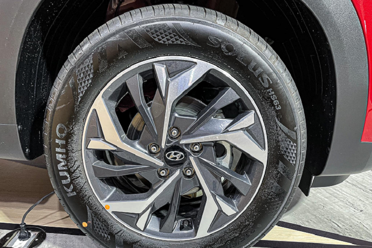 Hyundai Creta 2022 tại Thái Lan có 2 màu nội thất gồm Đen và Nâu, khác biệt với thị trường Việt, chỉ có duy nhất nội thất màu Đen. Hơn nữa, Creta 2022 tại Thái Lan còn được trang bị sạc điện thoại không dây, đèn LED trang trí nội thất, cửa sổ trời toàn cảnh – đóng mở bằn