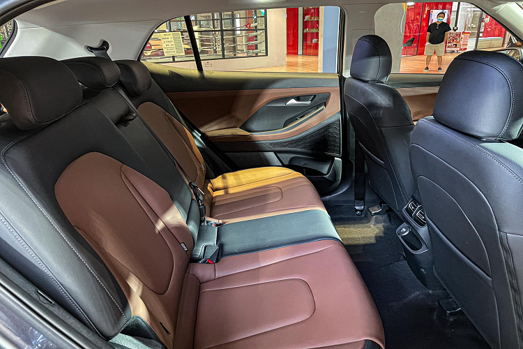 Các trang bị khác tương đương với thị trường Việt bao gồm ghế ngồi bọc da, màn hình đa thông tin và màn hình giải trí cảm ứng 10.25 inch điều khiển đa chức năng nằm ở vị trí trung tâm, tích hợp camera lùi. Hệ thống giải trí của xe hỗ trợ đầy đủ Mp3/USB/Aux/Bluetooth, Android Auto, Apple Carplay với 8 loa Bose cùng amply rời.