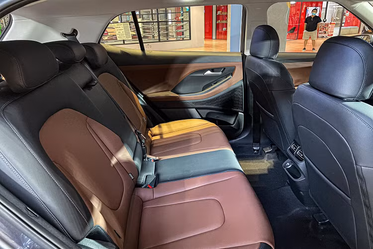 Các trang bị khác tương đương với thị trường Việt bao gồm ghế ngồi bọc da, màn hình đa thông tin và màn hình giải trí cảm ứng 10.25 inch điều khiển đa chức năng nằm ở vị trí trung tâm, tích hợp camera lùi. Hệ thống giải trí của xe hỗ trợ đầy đủ Mp3/USB/Aux/Bluetooth, Android Auto, Apple Carplay với 8 loa Bose cùng amply rời.