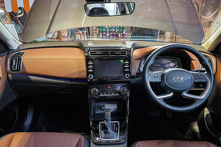 Hyundai Creta 2022 mới tại Thái Lan sở hữu ngoại thất tương tự như thị trường Việt, xe cũng có ngoại thất mang 2 tone màu cá tính. Xe sử dụng bộ mâm hợp kim 5 chấu 17 inch hai tông màu thể thao, kết hợp cùng vòm bánh xe cơ bắp, cánh gió gắn trên nóc xe và ăng-ten vây cá mập.