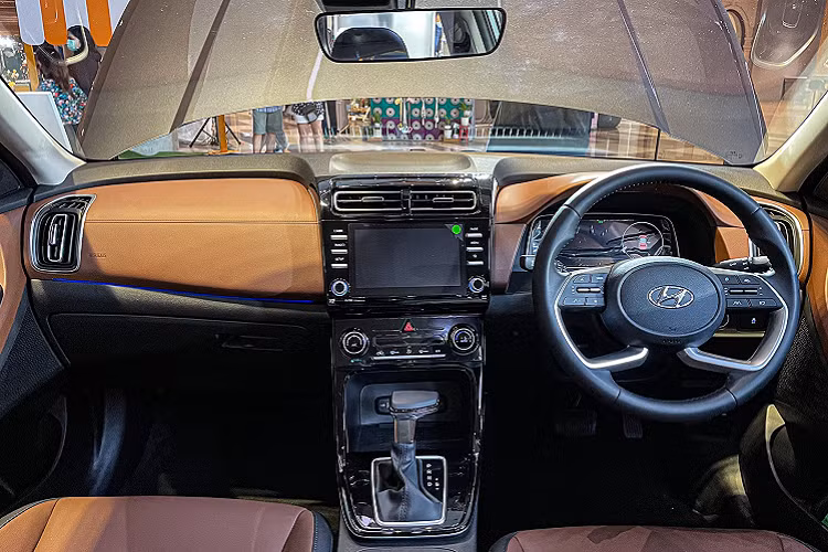 Hyundai Creta 2022 mới tại Thái Lan sở hữu ngoại thất tương tự như thị trường Việt, xe cũng có ngoại thất mang 2 tone màu cá tính. Xe sử dụng bộ mâm hợp kim 5 chấu 17 inch hai tông màu thể thao, kết hợp cùng vòm bánh xe cơ bắp, cánh gió gắn trên nóc xe và ăng-ten vây cá mập.