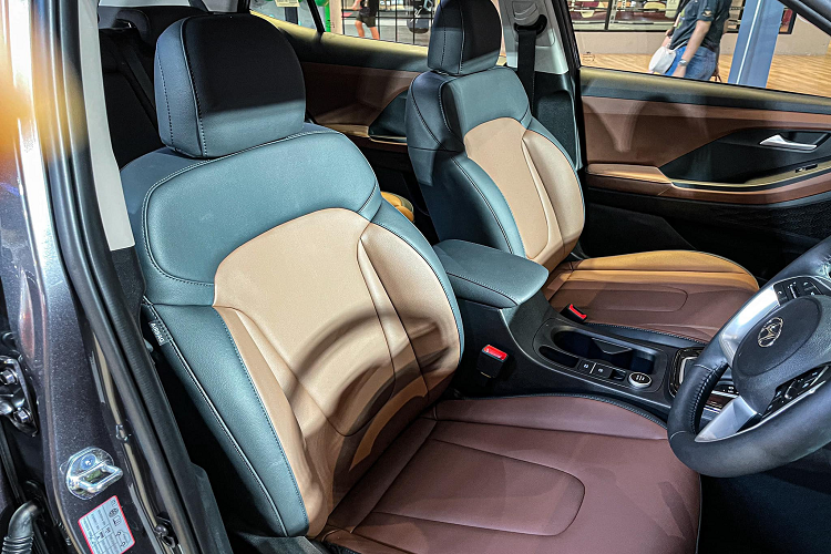 Hyundai Creta hoàn toàn mới nổi bật với các trang bị: đèn chiếu sáng full LED, đèn phanh trên cao dạng LED, tay nắm cửa mạ Crom, gương chiếu hậu tích hợp xi-nhan điều chỉnh điện hỗ trợ sấy. Về kích thước, Hyundai Creta 2022 sở hữu kích thước Dài x Rộng x Cao tương ứng 4.315 x 1.790 x 1.666mm, đi cùng khoảng sáng gầm xe 200mm.