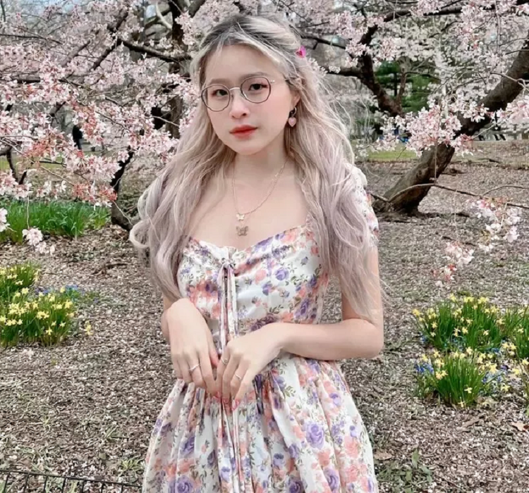 Sau khi hoàn thành chương trình cấp 3, Chao nhận học bổng từ Đại học New York - ngôi trường xếp hạng thứ 35 toàn thế giới đồng thời là trường tư thục có học phí cao nhất nước Mỹ. Nói qua một chút về trường Đại học của Chao thì Đại học New York là một trong những trường học danh tiếng và tất nhiên đi kèm cũng là sự khó nhằn trong các môn học. Trường có chất lượng đào tạo thuộc top đầu thế giới.