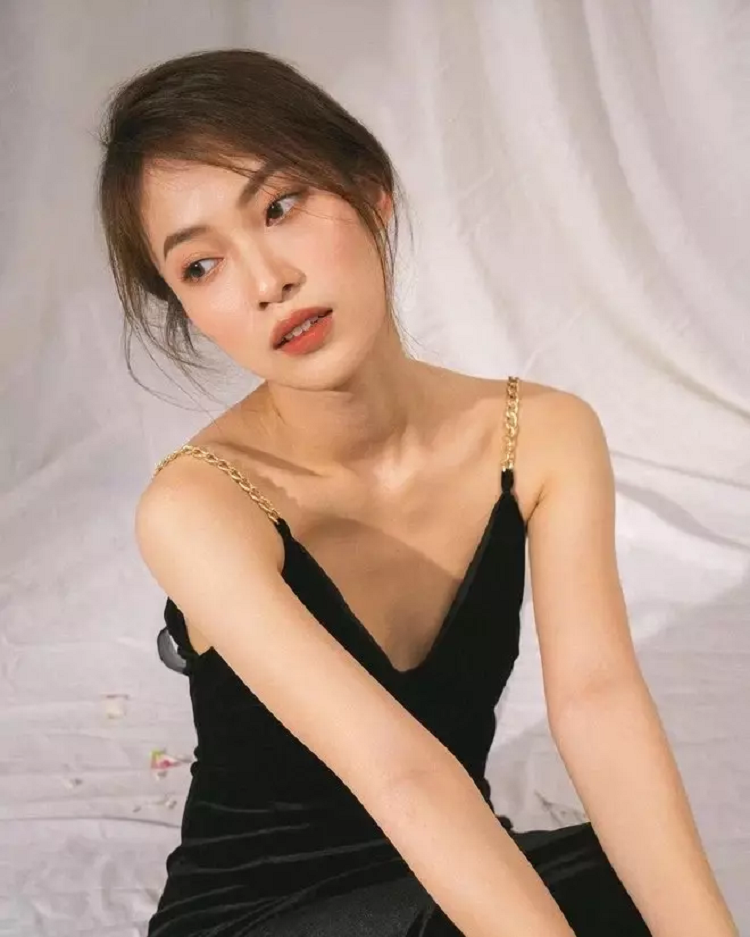 Cô nàng tốt nghiệp với thành tích xuất sắc tại Học viện ngoại giao Năm vừa qua là một năm thành công của cô nàng khi Khánh Vy được dẫn chương trình Đường Lên Đỉnh Olympia, Ielts Face Off và trở thành KOLs hot nhất nhì cộng đồng mạng. Hiện tại Khánh Vy đã tốt nghiệp loại giỏi Học viện Ngoại giao, đồng thời cô còn sở hữu kênh Youtube 1,5 triệu người đăng ký và kênh TikTok 1,4 triệu follower. Khánh Vy cũng khiến dân tình phải xuýt xoa khi tổng kết 50 điều bản thân làm được trong 10 năm qua. Toàn là những thứ "phát ghen" lên như: Tậu xe hơi, mua đất cho bố mẹ, làm đại sứ nhiều quốc gia... Khánh Vy đã thực sự truyền cảm hứng cho giới trẻ, đặc biệt với những bạn đam mê ngôn ngữ khi có series chuyên học Tiếng Anh với nhiều phần như: VyTalk, VyVocal... Trên trang cá nhân Facebook, cô bạn cũng thường xuyên chia sẻ các bí quyết học hành, động viên học sinh mỗi khi đến kì thi lớn trong đời... Khánh Vy từng chia sẻ về bí quyết của mình: "Bất cứ nghề nào cũng cần có sự sáng tạo để tạo ra chất riêng, và để công chúng không bị nhàm chán trước hình ảnh của mình, không bị nhầm lẫn với bất kì ai". Có điều kiện để học tập là điều không thể phủ nhận đối với các bạn TikToker Gen Z này, tuy nhiên nhờ sự tác động của dàn “con nhà người ta” nổi đình nổi đám này mà nhiều người đã được truyền động lực và kỹ năng mềm trong quá trình học tập của mình.