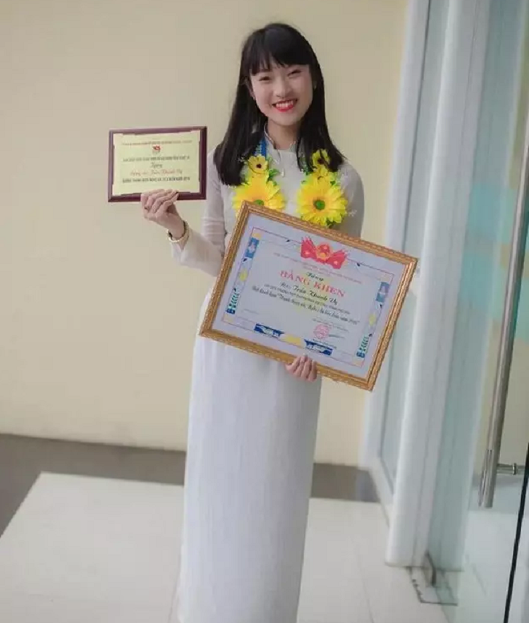 Khánh Vy khẳng định "thương hiệu" học giỏi từ thời học sinh MC Đường Lên đỉnh Olympia từng theo học trường THPT chuyên Phan Bội Châu (Nghệ An) - ngôi trường đình đám bậc nhất miền Trung và thi đỗ Học viện Ngoại giao với 28,3 điểm. Chính vì thành tích học tập tốt cộng với tính cách hướng ngoại, ngay từ khi còn ngồi trên ghế nhà trường, Khánh Vy đã được mời tham gia rất nhiều chương trình nổi tiếng. Một số thành tích hoạt động ngoại khóa đáng nể khi còn là sinh viên như: - Đại diện thanh niên Việt Nam thuyết trình tại hội nghị Hành trình tiểu vùng sông Mê Kông lần thứ 13 do Trung Quốc và Thái Lan tổ chức. - Một trong 4 đại diện châu Á tham gia Ambassador Tour tại Washington, Mỹ.