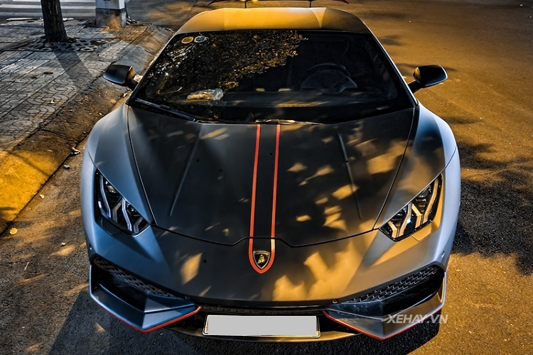 Ngoài ra, chiếc siêu xe Lamborghini Huracan này cũng được độ lại cánh gió của Vorsteiner, bộ mâm tiêu chuẩn cũng được thay bằng mâm đa chấu ADV1 với đường viền màu cam đem đến cảm giác hòa hợp với tổng thể chiếc xe.